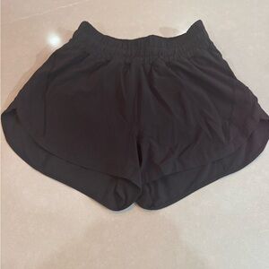 women’s lulu lemon track that short 3 inch sz 6